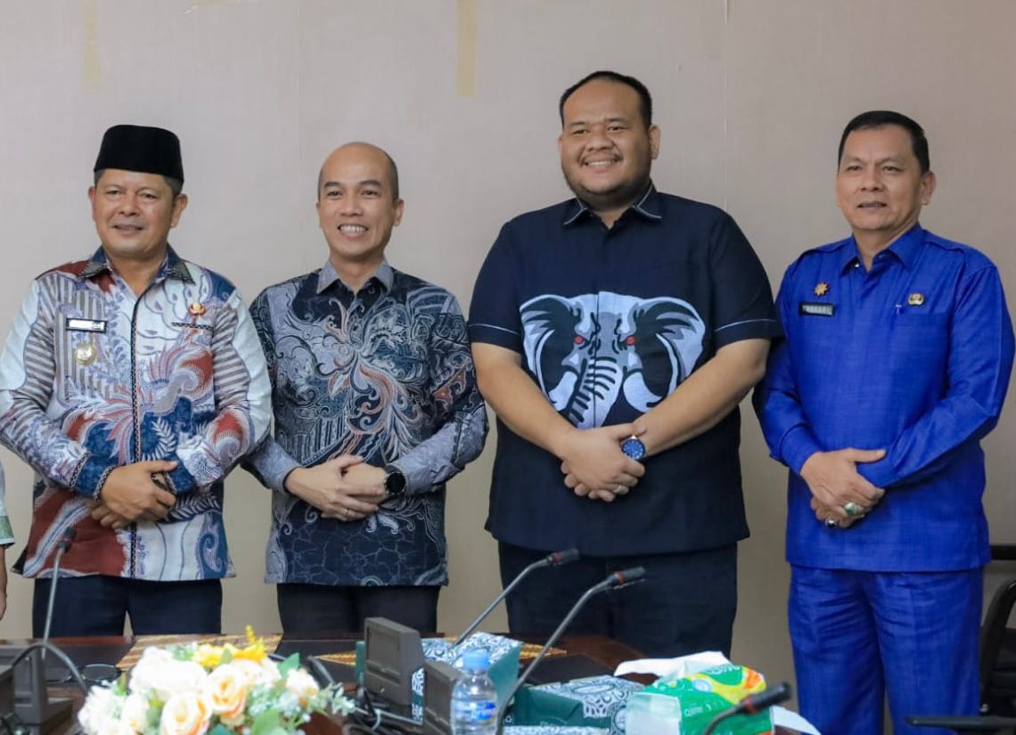  Bupati Pasaman, Welly Suhery bersama pimpinan Universitas Islam Riau dan Ulul Azmi